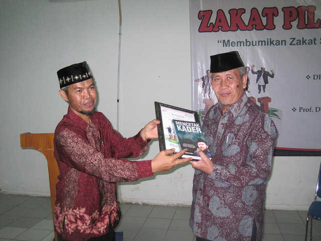 Wahyu Rahman (batik merah) bersama Ketua MUI Kota Cirebon