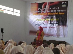 Meutya Hafid saat mengisi pelatihan jurnalistik di Ponpes Hiadyatullah Medan / CHA