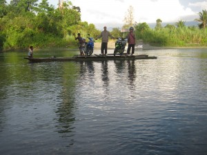 Menyeberangi sungai Benggaulu menggunakan rakit yang terhubung dengan katrol pada kawat besar merupakan satu skill tersendiri / BASHORI 