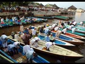 Kaum muslimin melaksanakan sholat hingga ke kapal-kapal nelayan / IST