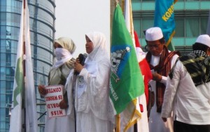 Ketua Presidium BMOIWI Pusat Sabriati Aziz saat berorasi menolak eksploitasi seks terhadap wanita di Bundaran HI Jakarta / SUARA ISLAM