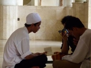Murid SMP Lukmanul Hakim Pesantren Hidayatullah Surabaya menghafal Al Qur'an / IST