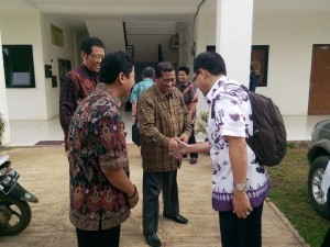 Ketua STIE Hidayatullah, Dr Abdul Mannan, MM, berjabat tangan dengan salah satu tim asesor dari BAN-PT / HDD