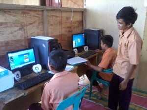 Santri putra Hidayatullah Nias belajar mengaplikasikan komputer 