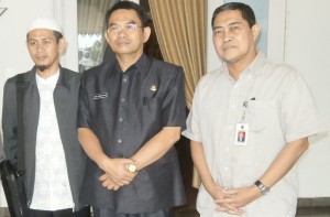 Tampak Ketum PP Syabab Hidayatullah Naspi Arsyad, Sekda Sukabumi Drs Adjo Sarjono, dan Sesmen PDT M. Nurdin berfoto di hadapan fotografer usai dialog / YBH