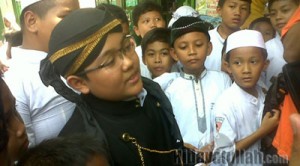 Dalang cilik yang juga murid di SMP Hidayatullah Surabaya, Sultan Fakhruddin.