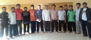 Sejumlah pengurus PW Hidayatullah Sultera berfoto sejenak bersama Ketum PP Hidayatullah Naspi Arsyad (tengah, baju koko putih)