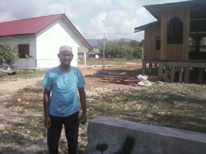 Ustadz Awalin di arela kampus kampus Hidayatullah Daik yang terus membangun / dok