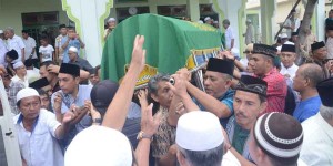Jenazah almarhum Fachry Ammari ditandu pelayat menuju pemakaman/ Malut Pos