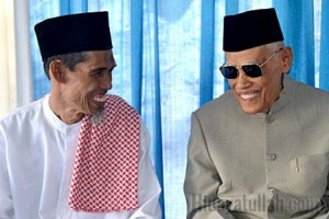 Pimpinan Umum Hidayatullah, KH. Abdurrahman Muhammad, berbincang dengan Rais 'Aam PBNU (1991-1992) KH. Ali Yafie. 