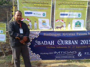 Salah seorang pengasuh Pesantren Hidayatullah Cirebon, Ustadz Ihsan, berfoto di depan spanduk sponsor / dok