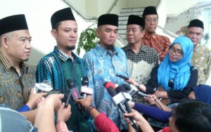 Wartawa mewawancarai Ketua Umum DPP Hidayatullah, Ust Nashirul Haq, usai bertemu dengan Wapres Jusuf Kalla di Istana Wapres, Jakarta Pusat, Senin (16/05/2016)