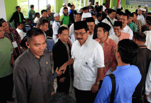 Gubernur Riau Nurdin Basirun menyalami sejumlah peserta usai seremoni pembukaan acara Rakernas Hidayatullah 