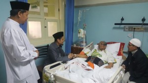 Ketua Umum Hidayatullah Besuk KH Hasyim Muzadi di RS Lavalete Malang