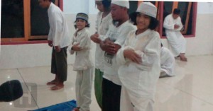 Anak-anak dari Suku Togutil sedang belajar shalat (hidayatullah)