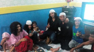 Nurhadi bersama warga Suku Togutil di Halmahera Tengah yang sudah memeluk Islam (hidayatullah)