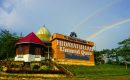 Pelangi di balik papan nama Kampus Induk Hidayatullah Ummulqura, Gunung Tembak, Balikpapan, Rabu (22/12/2021).* [Foto: Muh. Abdus Syakur/MCU]