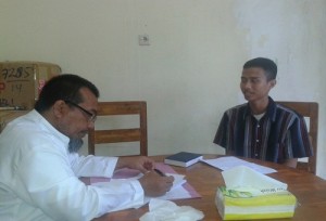 Ustadz Khairil Baits (berkacamata) dalam sebuah kesempatan menguji mahasiswa