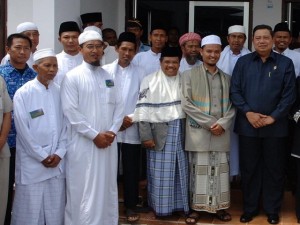 Ustadz Latif (depan kedua dari kiri) bersama sejumlah pengurus berfoto dengan Presiden SBY