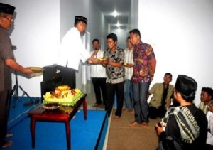 Suasana pemotongan tumpeng peresmian asrama Tamtama TNI Nunukan / IST
