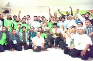 Sejumlah peserta berfoto bersama dengan Pimpinan Umum Hidayatullah, KH Abdurrahman Muhammad / HIO