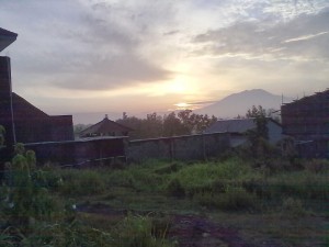 Matahari pagi berlatar belakang Gunung Lawu menyinari komplek Rumah Tahfidz Putri Hidayatullah Solo / RTQHS