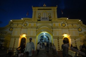 Sejumlah warga melintas di depan Masjid Agung Sumenep yang bergaya arsitektur China, di Sumenep, Jatim. Masjid yang dibangun sejak tahun 1763 M, oleh penembahan Sumolo itu, merupakan salah satu bukti sejarah perkembangan Islam di Madura yang selalu ramai dikunjungi warga terutama saat bulan Ramadhan. ANTARA FOTO/ Saiful Bahri