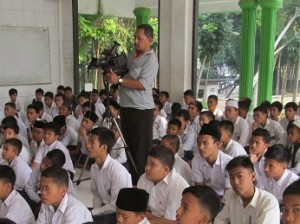 Suasana saat pengambilan gambar untuk program "Dari Pesantren ke Pesantren" TVRI di Ponpes Hidayatullah Medan / HIDM