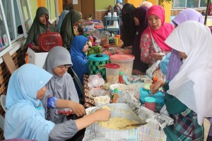 Kreatifitas di dtand Bazaar SMP Putri Hidayatullah Tanjung Uncang / ITGB