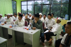 Suasana sarasehan di Kampus Hidayatullah Uncang. Acara ini dihadiri oleh senior dan pendiri Hidayatullah / ANCHA