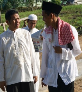 Pimpinan Wilayah Hidayatullah Kepulauan Riau Jamaluddin Noer berbincang dengan Pimpinan Umum Hiodayatullah KH Abdurrahman Muhammad / ANCHA