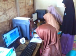 Santri putri Hidayatullah Nias belajar mengaplikasikan komputer 