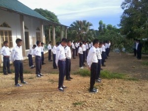 Murid SMP Hidayatullah Nias saat baris berbaris sebelum masuk kelas