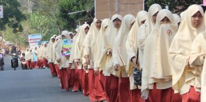 Santri putri SMP Arrohmah Hidayatullah Malang mengadakan Long March
