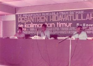 Tampak pendiri Hidayatullah, Ustadz Abdullah Said (paling kiri) menjadi pembawa acara dalam kegiatan Training Center Pemantapan Pancasila Tim Dakwah Hidayatullah yang digelar di Balikpapan, November 1983. / DOK