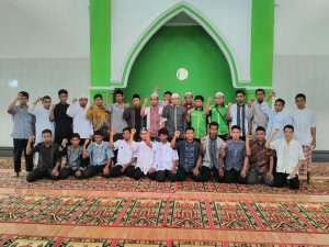 Sejumlah pengurus PD Syabab Hidayatullah se-Sulsel berfoto bersama dengan Naspi Arsyad (Ketua Umum) dan Soehardi Soekiman (Sekjen) // FOTO: NSD