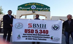 ILUSTRASI: Bantuan USD 5,340 dari para Muhsinin melalui Baitul Maal Hidayatullah untuk Pusat Pengobatan Kanker Al-Huda di kota Gaza. // FOTO: Sahabat Al-Aqsha