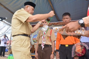 SIMBOLIS : Wakil Gubernur (Wagub) Kaltara, H Udin Hianggio mengalungkan tanda pengenal peserta secara simbolis sebagai tanda dibukanya Jambore Wilayah Pandu Hidayatullah I se- Kaltara, Senin (15/8). (dok humas)