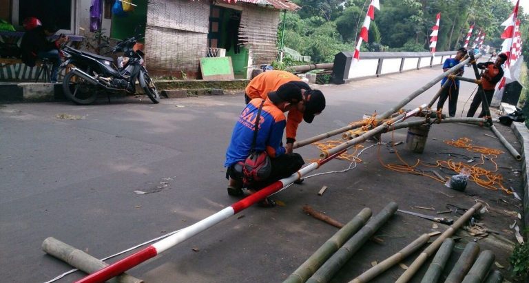 SAR Hidayatullah Kibarkan Bendera Merah Putih di Jembatan Berusia Seabad