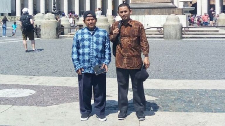 Tim Penulis Buku “The Dome of The World” Tiba di Vatikan