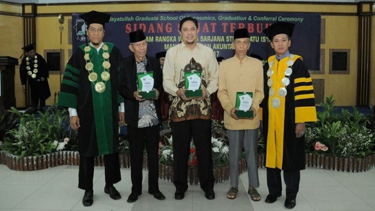 Empat Tokoh Inspiratif Terima Anugerah STIEHID Award 2017