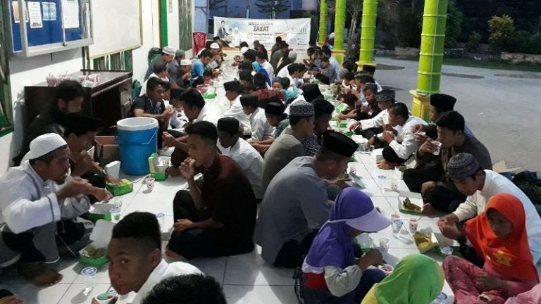 BMH Sultra Gelar Bukber Santri Tahfidz dan Masyarakat Pesisir