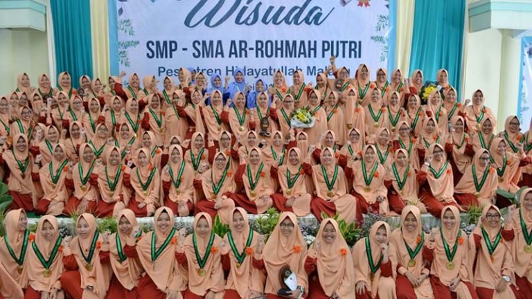Wisuda SMP/SMA Ar-Rohmah Putri Hidayatullah Malang