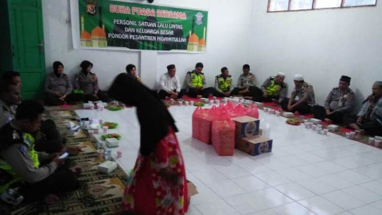 Satlantas Polres Bukber dengan Santri Hidayatullah Biak Numfor