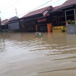 Santri Ponpes Hidayatullah Bantu Evakuasi Korban Banjir Barru2