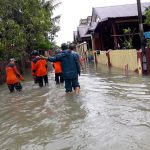 Santri Ponpes Hidayatullah Bantu Evakuasi Korban Banjir Barru4