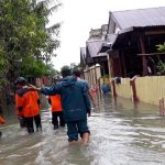 Santri Ponpes Hidayatullah Bantu Evakuasi Korban Banjir Barru4 cover