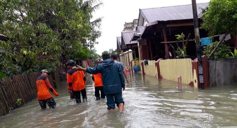 Santri Ponpes Hidayatullah Bantu Evakuasi Korban Banjir Barru