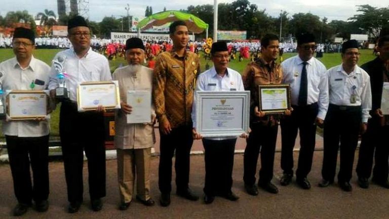 Hari Amal Bakti, Madrasah Hidayatullah Gunung Tembak Raih Piala Gemilang Kemenag