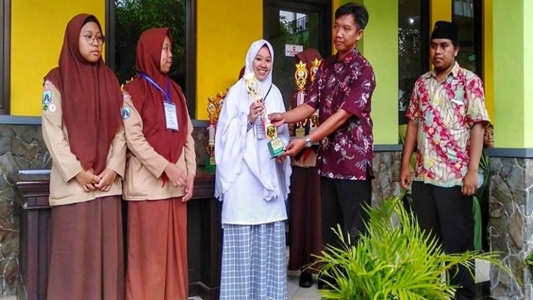 SMA Putri Ar-Rohmah Malang Borong Juara Olimpiade Sains